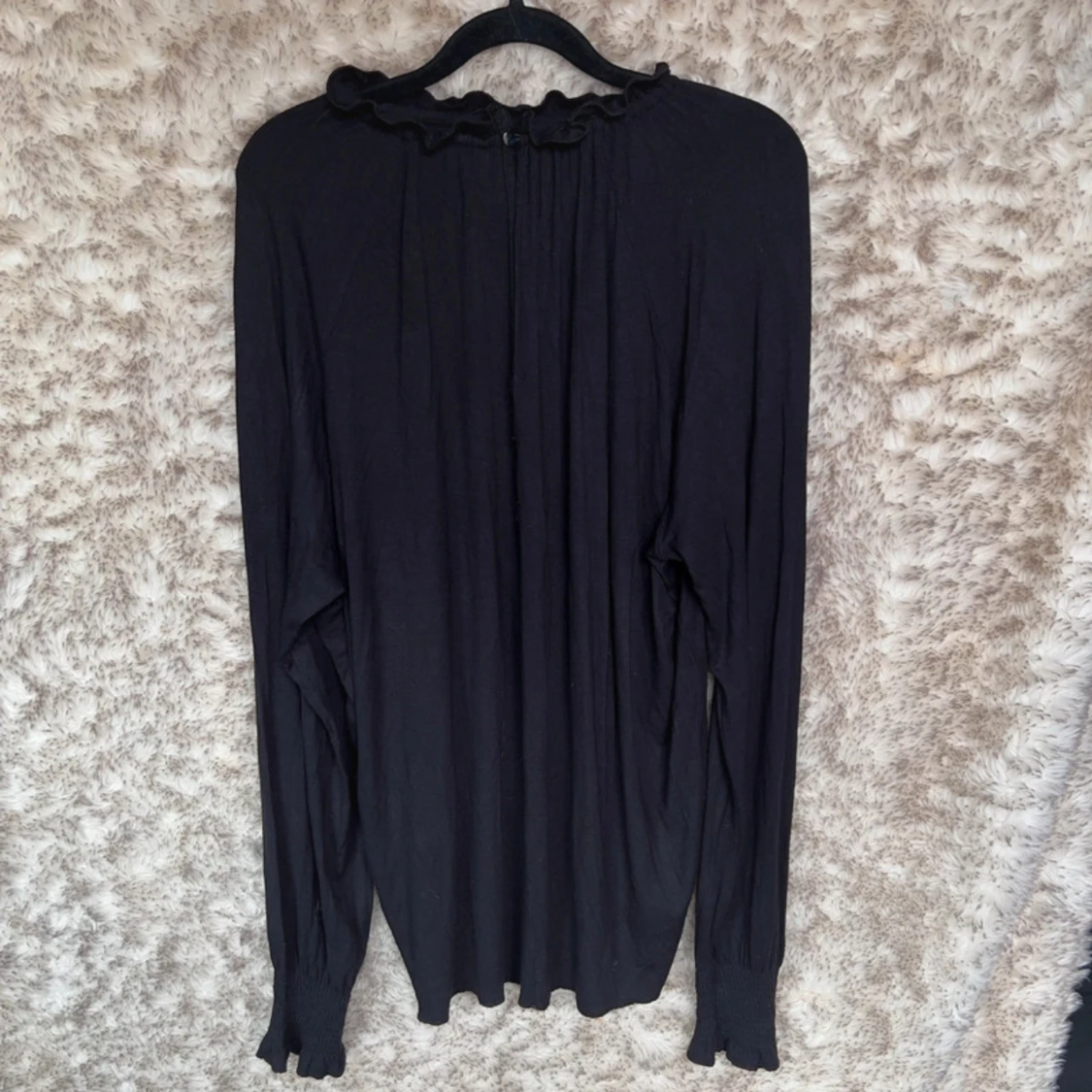 Svart stretchig tröja med vågig hals