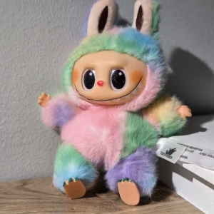 Lafufu Rainbow  - 17cm. Kommer UTAN box, påse och kort.