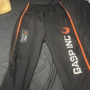 Gasp tränings byxor - Oversized träningsbyxor av Gasp Inc i storlek Small.
