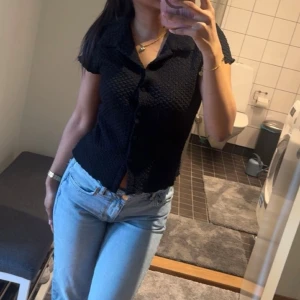 Svart kortärmad topp med struktur - Svart topp med korta ärmar och krage🖤köpt på ginatricot 