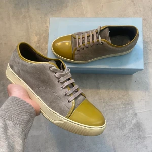 Gråa lanvins skor  - Säljer ett par feta Lanvin skor | boxen tillkommer | skicket på skorna är 8/10 | storlek 43-44 | ny pris 5000: mitt pris är 1499| skriv vid frågor och funderingar    