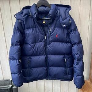 Ralph lauren jacka! - Sjukt snygg raffe jacka som passar både kille o tjej! Perfekta vinterjackan! Size xl kids motsvarar xs-s! Passar för dig som är ca 173-180! Skick:7,5/10! Hör av dig vid minsta fundering 🙌