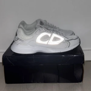 Dior b30 - 🦙 Dior B30🦙Snygga, sköna och passar fett bra nu när kvällarna börjar bli kallare 👟❄️ Hojta om du vill ha fler bilder eller undrar nåt 📸💬