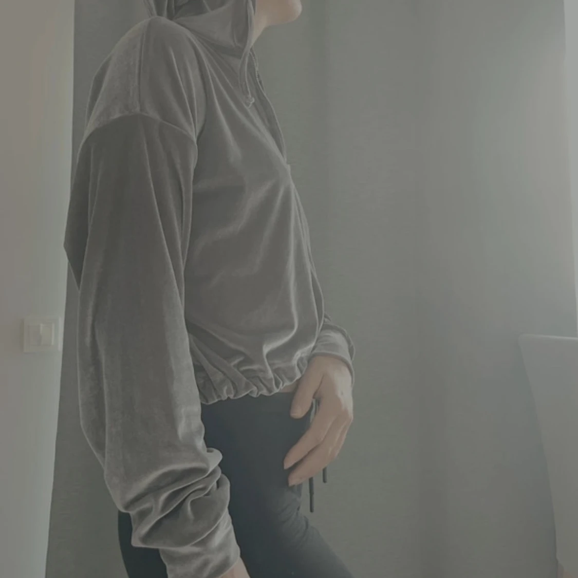 Grå croppad hoodie från Bik Bok - 1