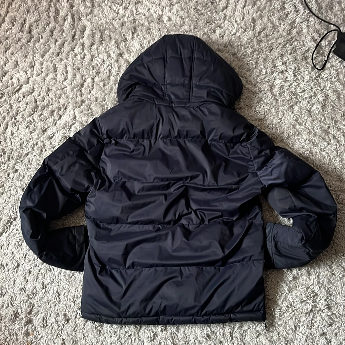 Svart pufferjacka från Guess med huva - 2