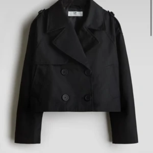 Svart trench coat  - Svart trench coat från hm som jag inte tyckte passade mig. Storleken är xs men skulle säga att den är lite mer S