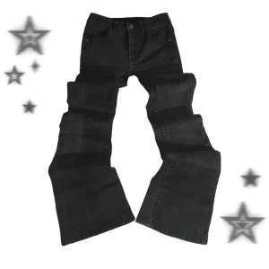 Mörkgrå/svarta bootcut jeans - ☆ Mörkgrå midwaist jeans med utsvängda ben, har blivit lite insydda och passar som xs/s, mått finns på bild 4 & 5! ☆