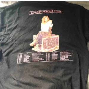 SÖKERRRRRR!!!!!!! - Söker denna tröja från hov1s första tour!!!🤩🤩 Betalar braaa ( men inte orimligt mycket :)) tackkk på förhand ☺️☺️☺️. Söker helst i M men S eller L funkar också<3