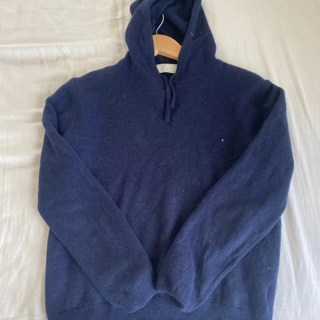 Mörkblå hoodie i merinoull från Say Less