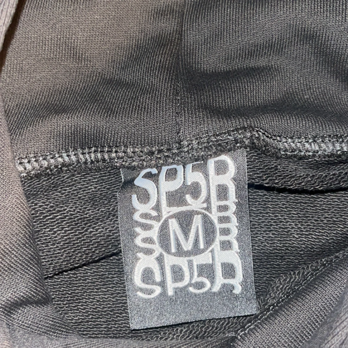 Svart hoodie med tryck från SP5DER - 1
