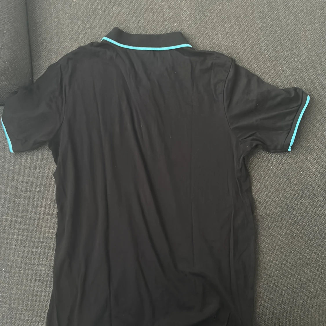 En svart skjorta med blåa märken  - 3