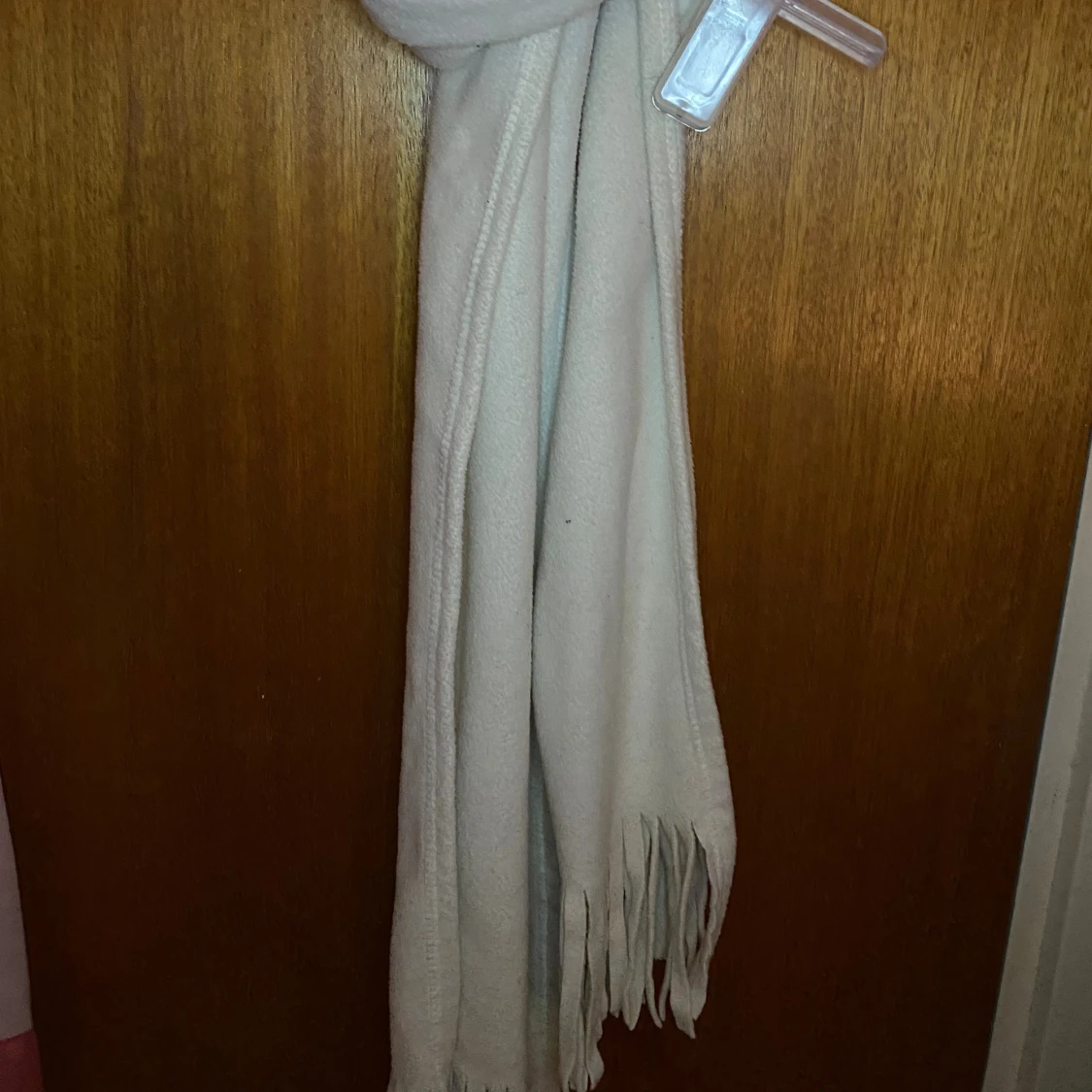 Vit fleecehalsduk med fransar - 2