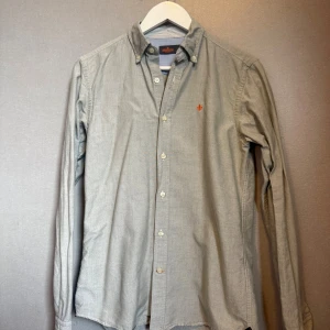 Morris skjorta (Grå) - Grå skjorta från Morris i storlek S (37/38). Riktigt skön och snygg skjorta i klassisk stil – funkar både till vardags och när man vill klä upp sig lite. Använd några gånger men i fint skick, inga fläckar eller skador