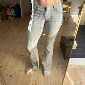Gråa Lågmidjade jeans Nelly slutsålda  - Gråa lågmidjade jeans med fickor på rumpan🌷smarsamt använda och inga defekter✨✨sitter perfekt på mig som är 170 cm lång. Säljs inte längre på Nelly🙌🙌nypris 699