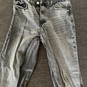 Grå jeans från zara - Förekommer med lite skador men inget som syns tydligt