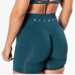 Prime scrunch shorts- relode - Prime scrunch shorts från Relode i storlek XS, färg: Teal grön. Endast använda en gång. Högmidjade och strechigt material