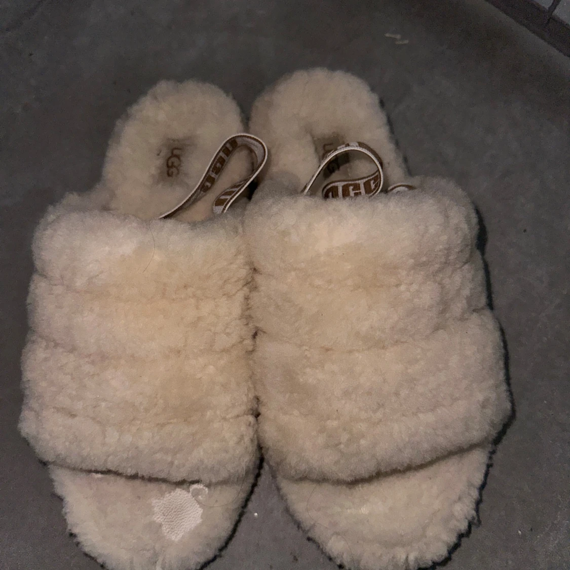 Beiga fluffiga sandaler från UGG