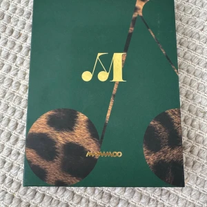 Travel (Mamamoo 10th Mini Album) - Säljer detta Mamamoo album som är som sprillans nytt. Cdn är inte använd nån gång. Ingår ett photocard och även två photobooks, en på mamamoo och en på bara Hwasa. Originalpris 299. Kan sänka pris om de behövs!💗