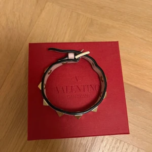 Valentino Garavani rosa armband med nitar - Superfint rosa läderarmband från Valentino. Man får med låda, påse, äkthetsbevis och extra nitar som är helt nya🩷
