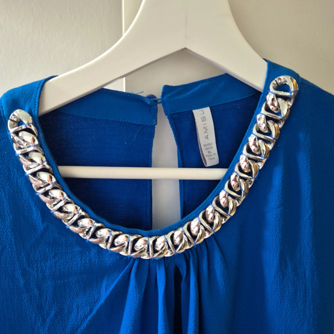 Blå ärmlös blus med silverkedja - 3