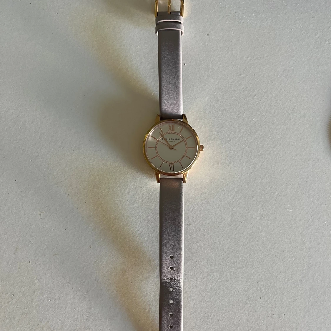 Olivia Burton klocka med grått läderband