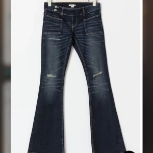 Bootcut jeans med slitningar - Mörkblå bootcut jeans från Gina 14+🥰knappt använda så i bra skick🥰storlek M men passar som S också 🥰