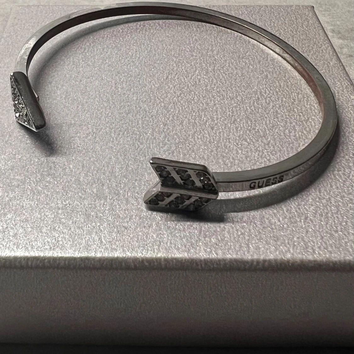 Silvrigt armband från Guess med glittriga detaljer