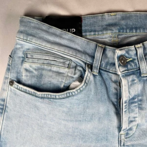 DONDUP jeans - Snygga DONDUP jeans av modellen “George” i utmärkt skick! St w29, längd 92cm