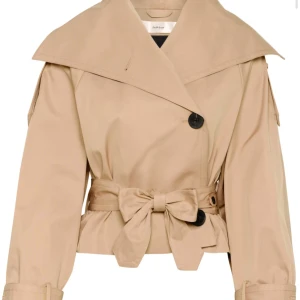 Beige croppad trenchcoat från InWear - Snygg croppad trenchcoat från InWear. Jackan har bred krage, super bra skick! 