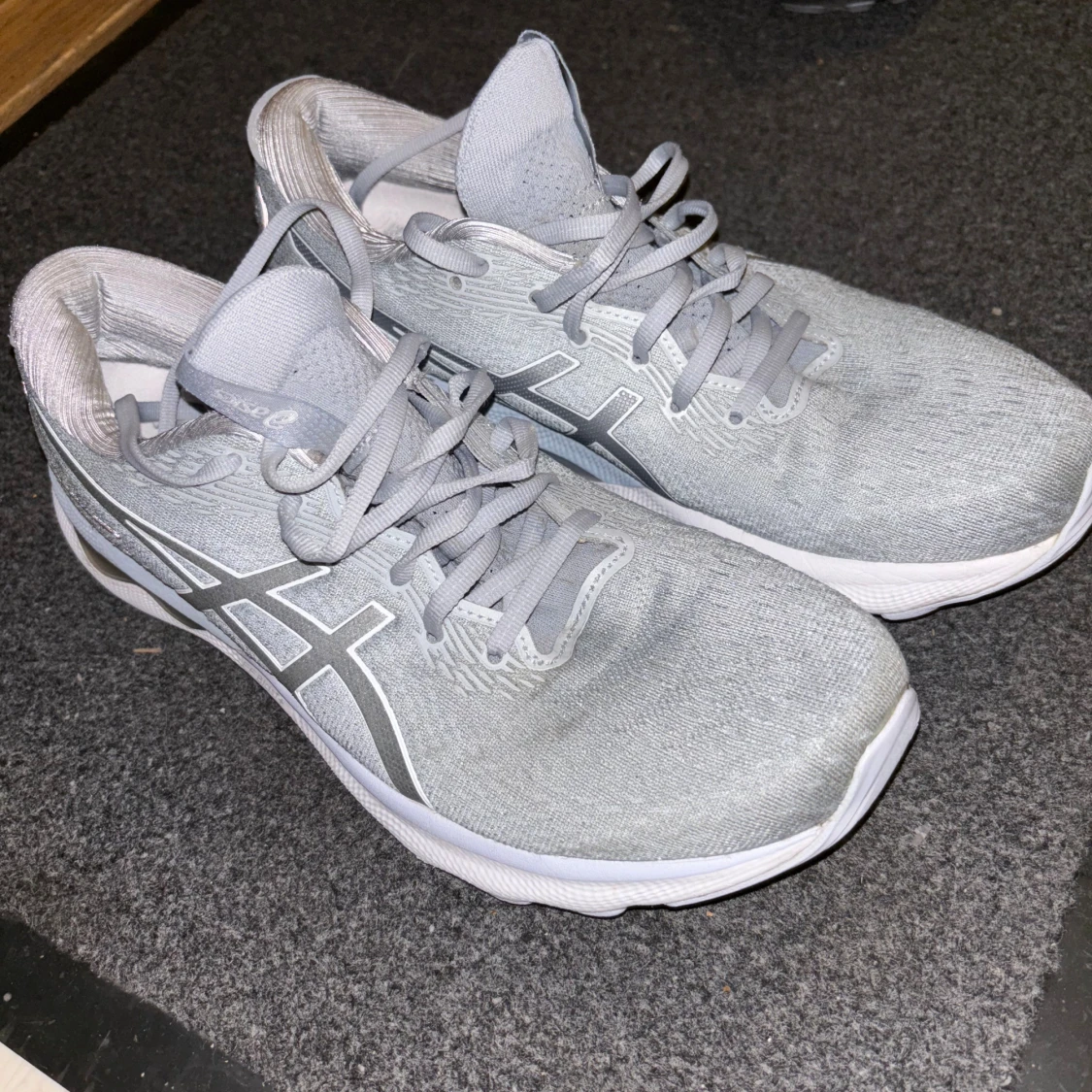 Asics Gel-Nimbus 24 ljusgrå sneakers - 1