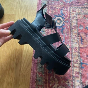 Chunky svarta sandaler med platåsula strl 36 - Använda ca 1-2 ggr, för stora för mig med storlek 35. Nypris 500-600:-.