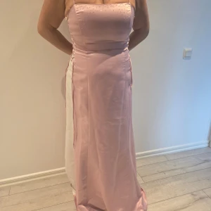 Ljusrosa långklänning med snörning balklänning festklänning balklänning  - Pris kan diskuteras vid snabb affär!Balklänning, festklänning, bröllopsklänning. Använd 1 gång