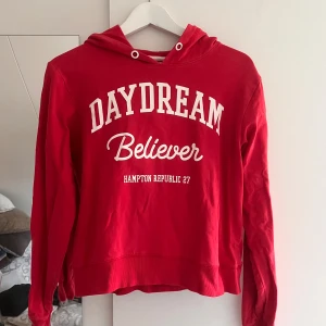 Röd Hoodie  - Från Hampton Republic. Aldrig använd! Mycket bra skick, djur och rökfritt hem! Storlek 170/S-M