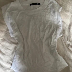 Vit ribbad topp från 157, XS - Säljer en vit ribbad topp från 157 i storlek XS. Toppen har breda ribbade kanter vid ärmslut🤍Aldrig använd 