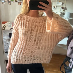 Stickad trekvarts tröja  - Super snygg stickad tröja med trekvarts ärmar! Använd nån gång men inga särkilt defekter förutom att det kanske är lite nopprig, då materialet är det i sig :) mer aprikos färgad än orange. Ingen storlek lapp eller varumärke, men skulle den den passar från 36-40
