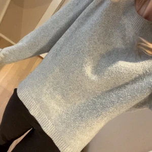 Ljusgrå stickad tröja med rund hals - Säljer en enkel och snygg ljusgrå stickad tröja från Vero Moda. Modellen är normal i passningen och har långa ärmar💕