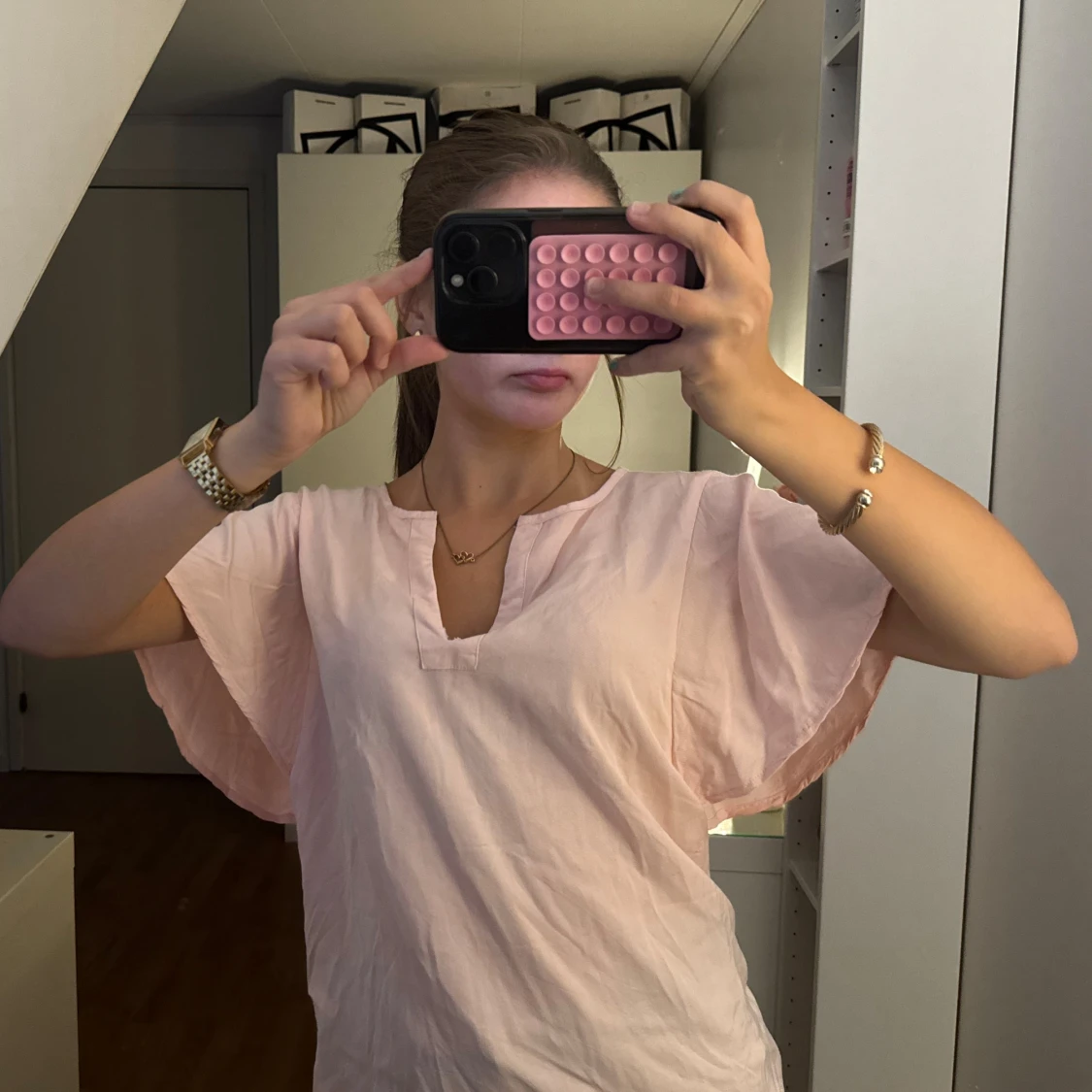 Ljusrosa blus med v-ringning - 1