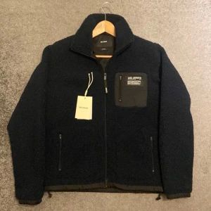 Axel Arigato Fleece jacka - Axel Arigato Fleece jacka. Storlek: Xs men sitter oversized. Skick: 10/10 helt ny med tags! Vid fler frågor/bilder är det bara och höra av sig.
