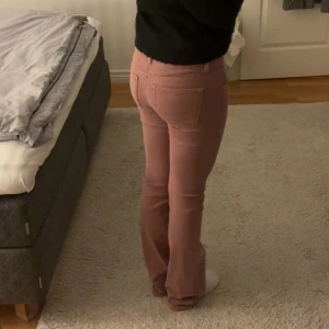 Rosa Lågmidjade jeans  - Snygga rosa Lågmidjade utsvänga jeans. Använda ca 3 gånger pris går att diskutera
