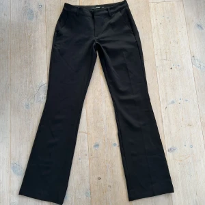 Svarta kostymbyxor från BikBok - Hej jag säljer mina snygga svarta kostymbyxor från BikBok i modellen Vera då dem inte passar längre💕