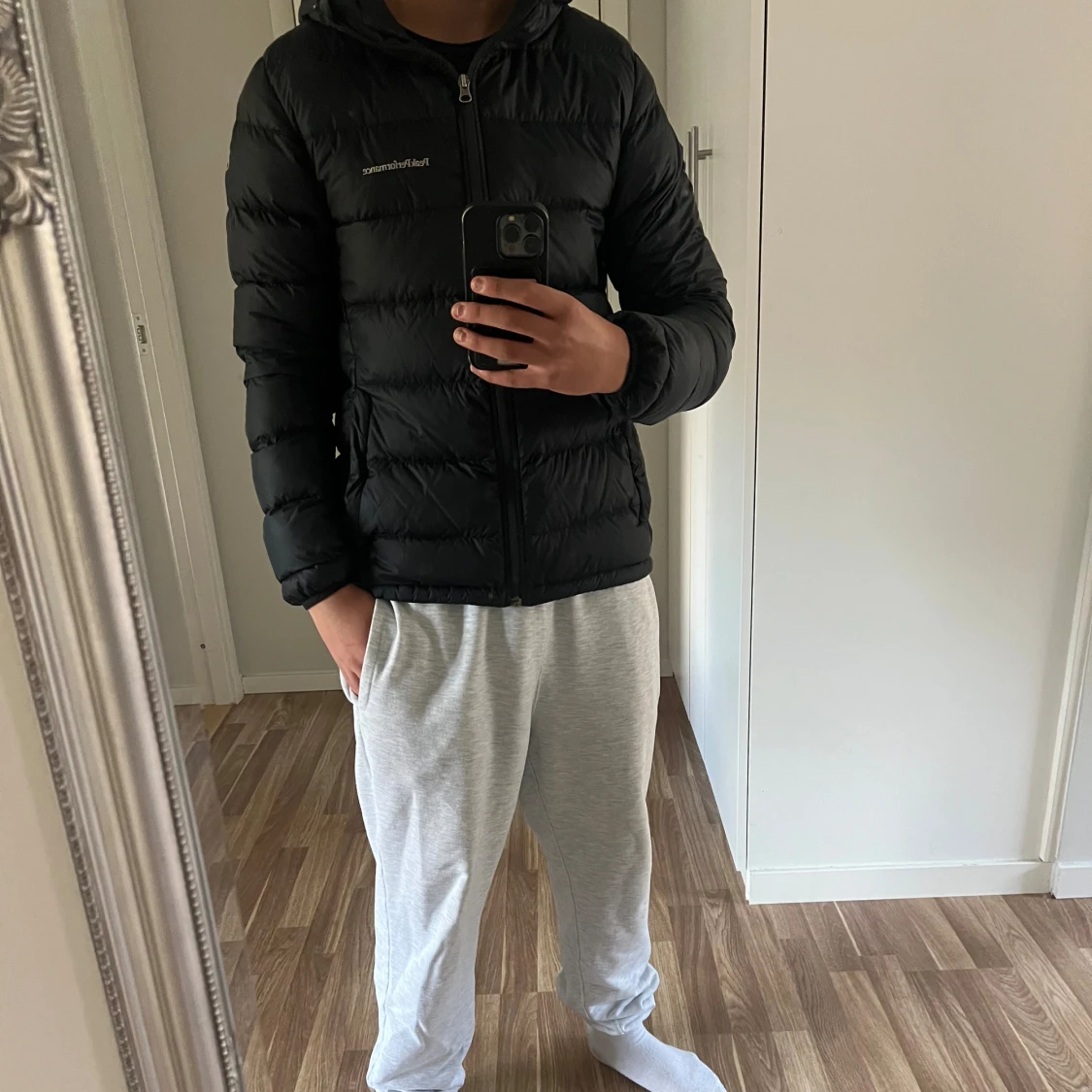 Svart dunjacka Peak Performance