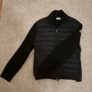 Moncler Cardigan - Snygg mörkblå cardiganfrån Moncler. Användes sällan och därmed säljs den. Nypris ligger mellan 7-11 000kr. Helt äkta med scanner som fungerar! Snabb affär innebär rabatt. Storlek s passar både S och M