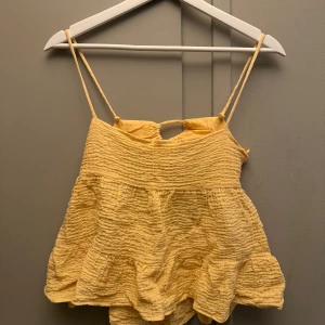 Gul volang topp med knytning - Gul topp från Zara med knytning i ryggen.🤗