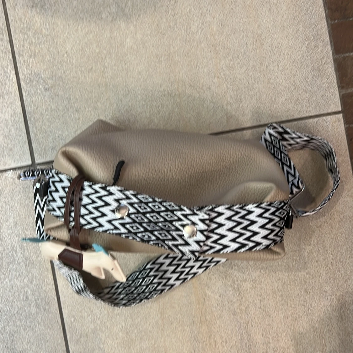 Beige axelväska med pärlor och strass - 4