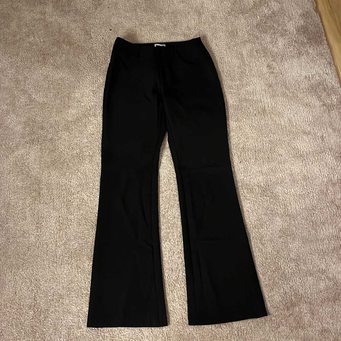 Svarta bootcut byxor från Madlady - 3