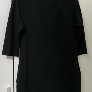 Svart kort klänning från Esprit - Svart klänning från Esprit i storlek XXL/3XL. Modellen är rak med trekvartsärm och har snygga veck vid axeln. Klänningen har rund halsringning och en synlig dragkedja bak. Materialet är mjukt och känns som bomull. En fin svart klänning, som ni ser har den inga fläckar eller nån skada. Längden/höjden för klänningen är 84! Meddela gärna för mer info! 💕💕