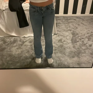 Ljusblå bootcut jeans från LTB - Säljer ett par ljusblå jeans från LTB som är lågmidjade och bootcut