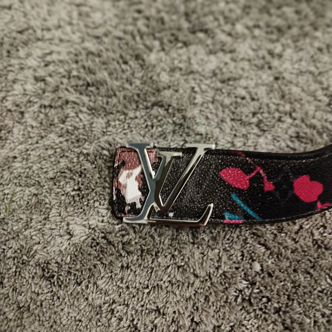 Svart bälte med färger på - 1