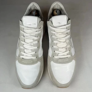 PHILIPPE MODEL TRPX - Vita/Gråa Philippe Model Trpx - Skick 7/10 - Lite skada på ytan som man ser på bild 2/3 - Nypris : 3300kr+ - Riktigt snygga och bekväma skor som klarar hösten och vinter - Pris kan alltid diskuteras! - // Arvid