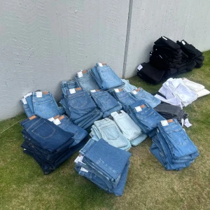 Jeans i olika färger och modeller - Säljer ett gäng jeans i flera olika tvättar och färger, från ljusblå och klassisk blå till svart och vit. Byxorna har raka ben och fem fickor, vissa med Levis-lapp bak. Perfekt för dig som vill ha snygga jeans i olika stilar och färger. Det är 100 par jeans , priset är 180kr styck , säljer allt på en gång eller vid intresse kan ni fråga mig så kanske vi kan komma i överens.